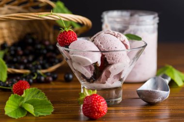 Ahşap arka planda ev yapımı soğuk dutlu dondurma..
