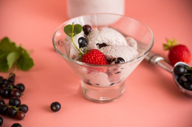 Frenk üzümünden ev yapımı tatlı ve pembe arka planda çilek..