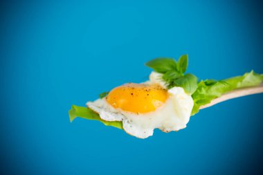 Yağda yumurta ve taze marul yapraklı ev yapımı kahvaltı..