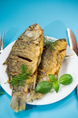 Lezzetli, sulu, iştah açıcı kabuklu sazan balığı, akşam yemeğinde servis ediliyor..