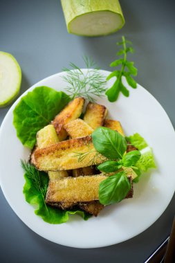 Gri arkaplanda kabak ve dereotunun sebze aperatifi.