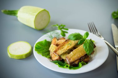 Gri arkaplanda kabak ve dereotunun sebze aperatifi.