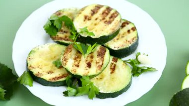 Izgara kabağı tabağa koy..