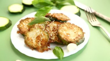 Beyaz bir tabakta susamlı gevrek kabak dilimleri..