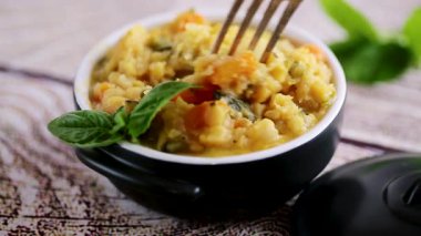 Bir kase ev yapımı bezelye ve sebze püresi..