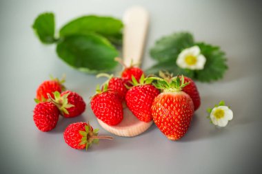 Minimalist bir kompozisyonda iştah açıcı kırmızı çilekler..