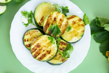 Yeşil arka planda kızarmış kabak yakın plan..