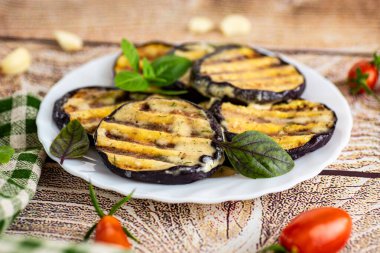 Ev yapımı patlıcan aperatifi, sarımsak, ot ve peynir..