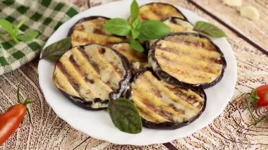 Kızarmış çizgili fırında patlıcan ve ince bir sos..