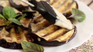 Kızarmış çizgili fırında patlıcan ve ince bir sos..