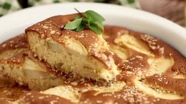 Yakından nane ve altın kaplama elmalı turta..