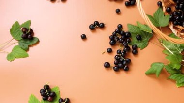 Kahverengi arka planda kuşüzümü ve çilek var..