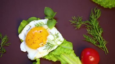 Tahta spatulada sahanda yumurta. 