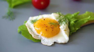 Tahta spatulada sahanda yumurta. 