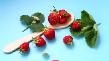 Mavi arkaplanı olan kırmızı çileklerin üst görüntüsü.