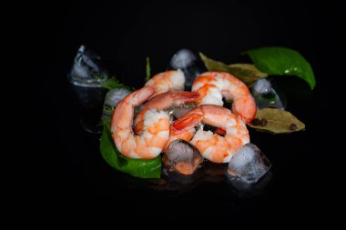 Restoran menüsü için baharatlı deniz ürünleri ve buz..