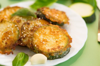 Hafif arka planda kızarmış kabaklı nefis sebze tabağı..