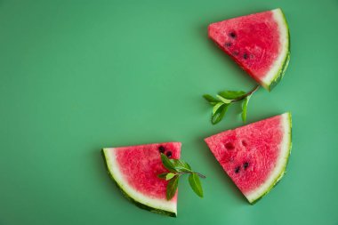 Minimalist karpuz görüntüsü metin için kopyalama alanını terk ediyor.