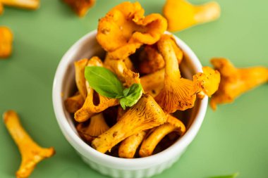 Yeşil arka planda mantarlı mantar..