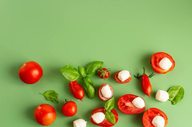 Arka planda taze Caprese malzemeleri var..