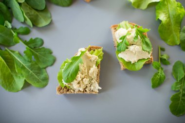 Sebzeli ve balıklı iştah açıcı sandviç..