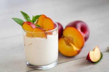 Hafif ahşap masada yoğurtlu nektarin..