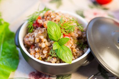 Basit bir yemek. Seramik kasede sebzeli karabuğday..