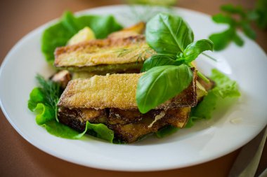 Kahverengi arka planda kabak ve dereotunun sebze aperatifi..