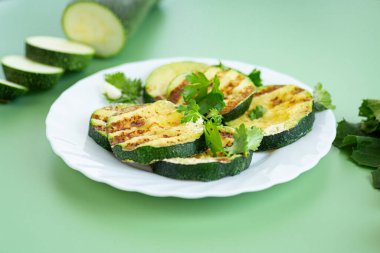 Düz yeşil arkaplanda kızartılmış kabak..