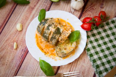 Susam tohumlu ve baharatlı soslu kabak..