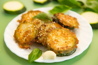 Altın kabak, gevrek ev yapımı ekmek dilimleri..