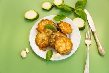 Yaz sebze aperatifleri kızarmış kabak ve susam tohumları..