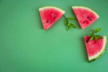 Masada üç üçgen karpuz ve nane şekeri var..