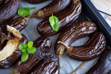 Koyu bir arka planda doğal pişmiş patlıcanlar..