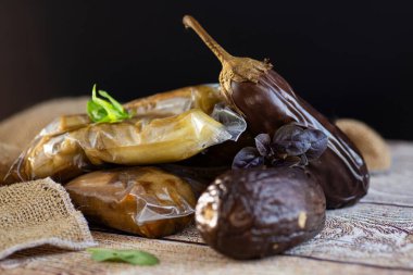 Vakum torbasındaki patlıcanlar kağıdın üzerinde duruyor..