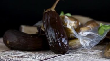 Süpürge torbasında fırında patlıcan, donmaya hazır.