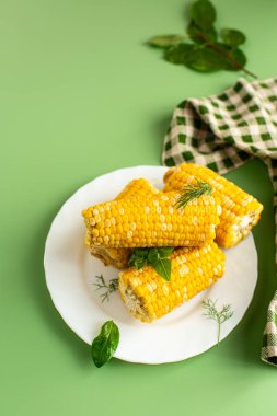 Fesleğenli mısır ve yeşil arka planda dereotu..