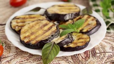 Ev yapımı patlıcan aperatifi, sarımsak, ot ve peynir..