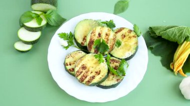 Tabak manzaralı ızgara kabak..