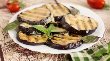 Ev yapımı patlıcan aperatifi, sarımsak, ot ve peynir..