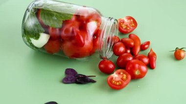 Geleneksel ev yapımı domates konservesi aromatik dereotu ve sarımsak..