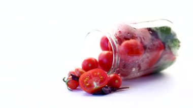 Kışın depolamak için kavanozlarda marine edilmiş domatesler..