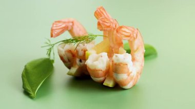 Sağlıklı beslenme ve sağlıklı beslenme için karidesin estetik sunumu.