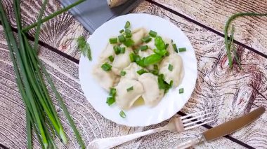 Buharlı ve yeşil soğanlı lezzetli Ukrayna hamur köfteleri..