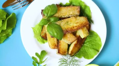 Kıtır kıtır kabaklı kabak ve mavi arka planda taze salata.