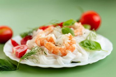 Protein tabağı, karides ve domates dilimli pirinç eriştesi..