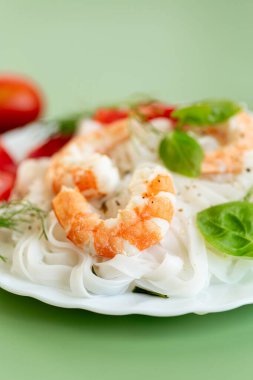 Protein tabağı, karides ve domates dilimli pirinç eriştesi..