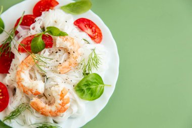 Tabakta servis edilen deniz ürünü ve domatesli iştah açıcı erişte..