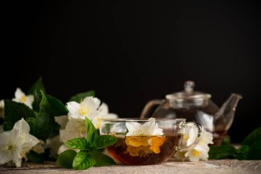 Yasemin çiçekli sıcak tıbbi çay..