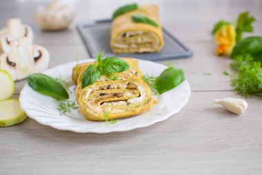 Kabaklı rulo peynirli ve mantarlı hafif ahşap masada pişirildi..